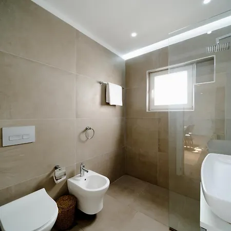 City View Penthouse With Private Veranda *