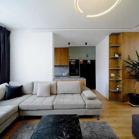 City View Penthouse With Private Veranda *