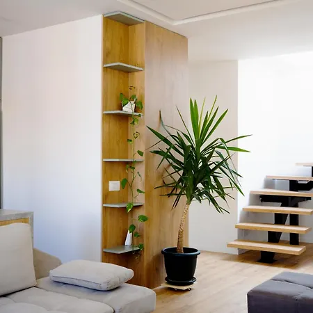 City View Penthouse With Private Veranda *