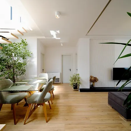 City View Penthouse With Private Veranda Apartment *